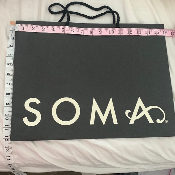 Gift Bags & Box - Picture 3 of 16